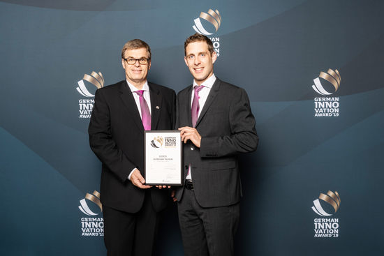 Ewald Westfal (LEUCO Technology Manager, left) and Benjamin Sitzler (developer of the AirStream system) received the WINNER award for the innovative 