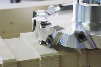Regardless of whether planing, folding or grooving, the new LEUCO trimming cutter head is sure to excite due to its smooth, chip-free surfaces and long edge lives.
