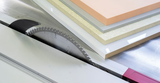 The new saw blade for plastic material is, above all, a specialist for all kinds of flat plastic panels such as glass laminate or many thermoplastics. 