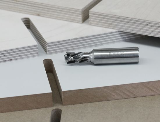 Программа алмазных концевых фрез для нестинга DP Z=2+2 справляется со специфическими трудностями, возникающими при обработке плит из мультиплекса и МДФ, а также других аналогичных древесных материалов.