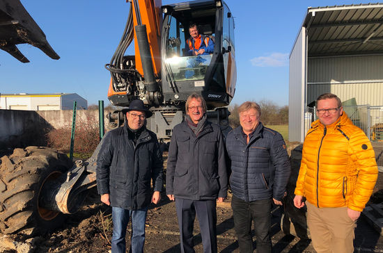 左起：Pascal Wendel (工业工程经理), Frank Diez (总经理), Mark Meyer (生产主管) 与 Luc Schildknecht (生产主管), 在法国 Beinheim 以手拿铁铲这一标志性的动作开始了扩建项目。