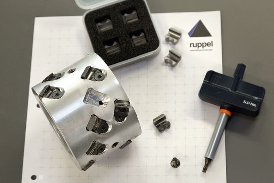 Ruppel 持续使用 LEUCO 的 SmartJointer 已有5年，但它们看上去像新的一样。SmartJointer 的金刚石切削刃与排屑槽是一个整体，每次更换切割边缘时一并更换。也就是说 SmartJointer 的这两个部分在多年的使用过程中都会磨损并更换。 