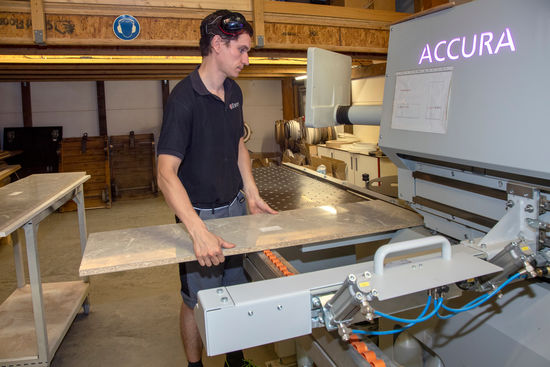 Ewert-Mitarbeiter Tony Hermann bereitet einen neuen Auftrag an der Maschine von HOLZ-HER mit dem neuen Fügefräser DIAMAX AirStream HSK 32 F vor.