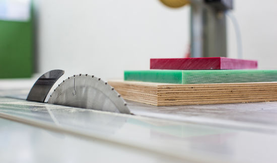 Zu Trendmaterialien wie Antifingerprint-, Magnethaft-, Vollkernplatten uvm. erhalten die Anwender auf dem LEUCO-Stand umfangreiche Lösungen, wie sie diese Materialien am besten sägen, fräsen oder bohren. 
