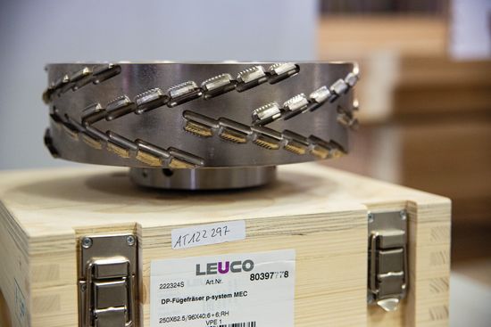 Nun war es logische Konsequenz, bei der neuen Anlage LEUCO p-System Werkzeuge mit 70 Grad Achswinkel zu integrieren. 