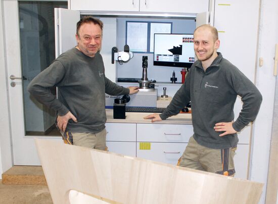 Andreas Weinzierl (links) und sein Team programmieren alle Fräsarbeiten individuell. (Bild: 3D-Holz Design)