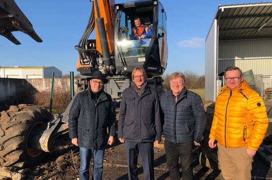 Pascal Wendel (Leiter Industrial Engineering), Frank Diez (Vorstandsvorsitzender), Mark Meyer (Produktionsleiter) und Luc Schildknecht (Produktionsleiter), von links, haben mit dem symbolischen Spatenstich die Arbeiten für den Erweiterungsbau in Beinheim/Frankreich begonnen.