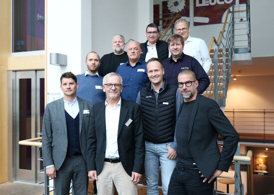 Die Referenten der Caravaning Branchentage: vorne v.l. Tim Rüttgers (Caravaning Industrieverband), Wolfgang Maier, Paul Götz (beide LEUCO), Hannes Bäuerle (Material Bank®). Zweite Reihe: Yannick Vöhringer (Vöhringer), Reinhard Maier (HOMAG), Oliver Galli (LEUCO). Hinten v.l. Jan Essig (tapio), Albrecht Maier (LEUCO) und Friedhelm Rempp (HOMAG)