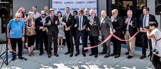 Das LEUCO Management und die Mitarbeiter zusammen mit Stadt- und Landesvertretern bei der feierlichen Eröffnung der Erweiterung des Hauptsitzes.