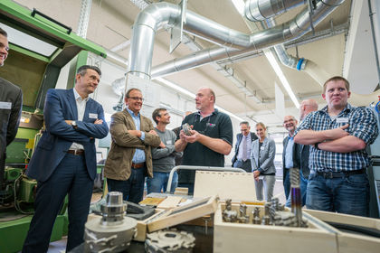 Im  LEUCO-Versuchsfeld sahen die Besucher neue Werkzeuglösungen für geräusch- und staubarmes Arbeiten, innovative Kantenbearbeitung an der CNC und u.a. die Bearbeitung von aktuellen „Non fingerprint“ High-Tech-Materialien an der Durchlaufmaschine.