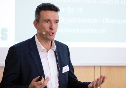 Elko Beeg, Geschäftsführer Sachsenküchen Hans-Joachim Ebert GmbH: Die Möbelhersteller stehen vor der Herausforderung, geeignete Strategien zu entwickeln um die durch wachsende Individualisierungswünsche der Kunden stetig steigende Produktvielfalt auch wirtschaftlich zu beherrschen.