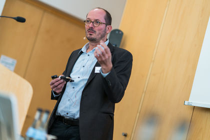 Prof. Andreas Betz, Hochschule Rosenheim: Brandschutz, Schallschutz, Energieeffizienz sind Innovationstreiber für Materialvielfalt. Neue Materialien wiederum führen zu neuen Designprozessen, Konstruktions- und Fertigungsverfahren.