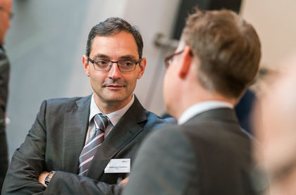 Dr. Dominique Fendeleur, Leiter Forschung / Entwicklung Sägeblätter und Zinken-Werkzeuge bei LEUCO: Bei einem Kreissägeblatt erschließen sich technische Details und Feinheiten oftmals nicht auf den ersten Blick. Bei dieser Produktfamilie
nehmen wir - ebenso wie bei allen anderen Werkzeugfamilien - ständig Verbesserungen und Entwicklungen vor, um neuen Kunden-, Materialien- und Trendanforderungen gerecht zu werden.