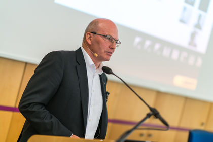 Moderator, Dieter Rezbach, Geschäftsführender Gesellschafter der Unternehmensberatung Lignum Consulting, unterstrich bei seiner Zusammenfassung die herausragende weltweite Führungsrolle der Deutschen Holz- und Möbelindustrie und ihrer Zulieferer von Maschinen, Werkzeugen und Beschlägen. Stetige wegweisende Innovationen, auch in neuen Materialien, werden ihr zukünftig helfen, auch im schwierigen Umfeld, diese Führungsrolle weiter zu behaupten.