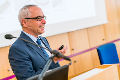 Manfred Riepertinger, Leiter Produktmanagement Trägerwerkstoffe und Umwelt, EGGER GRUPPE: Als Materialhersteller setzen wir Markttrends in Holzwerkstoffe um. Das Gesamtpaket aus Haptik, Zubehör und Logistik muss für unsere Kunden stimmen.