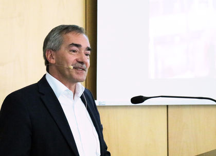Andreas Rinke, Geschäftsführer Technik IMA Klessmann GmbH: Die Fertigung von Möbelteilen in Losgröße 1 ist mehr und mehr zum Standard unserer Kunden geworden. Dabei gibt es immer wieder die verschiedensten Herausforderungen bei den Produktionsabläufen und der Vielfalt der zu verarbeitenden Materialien mit ihren spezifischen Eigenschaften zu berücksichtigen.