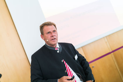 Andreas Schmutzler, Geschäftsführer D. Lechner GmbH Küchenarbeitsplatten: Die Möbelhersteller müssen selbst bestimmen, wie weit sie Material- und Variantenvielfalt zulassen und zulassen möchten.