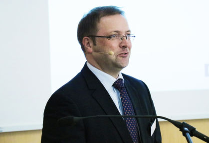 Frieder Schuler, Director Technical Sales Systems, HOMAG Group: Neben Materialmix sind es heute vor allem die hohen Anforderungen an eine volle Flexibilität in Bezug auf Abmessungen und Bearbeitungsgrößen, welche die Produktionsbetriebe vor hohe Herausforderungen stellen. Moderne, automatisierte und autarke Produktionsmittel können auch in einem Hochlohnstandort wie Deutschland betriebswirtschaftlich produzieren und damit auch den Fachkräftemangel entkräften.
