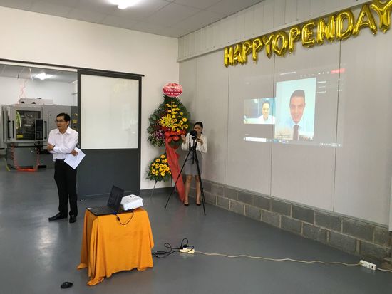 Mark Lim (Geschäftsführer LEUCO Vietnam, Videowand links) und Udo Leiber (Geschäftsführer LEUCO Asia, rechts) waren per Videokonferenz der Eröffnung zugeschaltet. 