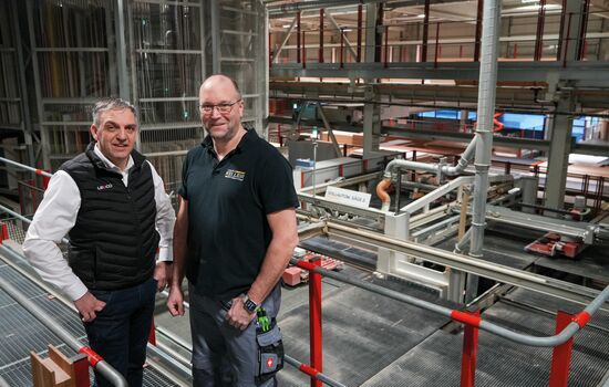 Fertigung auf höchstem Niveau: Jürgen Hennig, Teamleitung Maschinenpark (re.) und LEUCO-Regionalleiter Heiko Späth (li.) in der High-Tech-Produktion der international tätigen REINHOLD KELLER Group, die bei der Bestückung ihrer Hochleistungsanlagen auf LEUCO-Werkzeuge setzt.