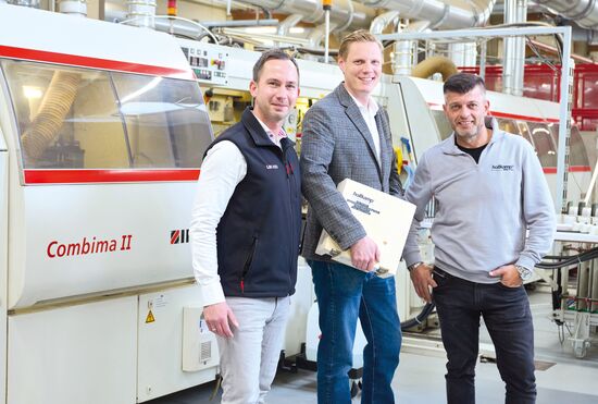 Sven Marschner (Verkaufstechniker LEUCO), Geschäftsführer Jan Holtkamp und Fertigungsleiter Ali Parlak freuen sich über die ideale Füge-Fräser Lösung.