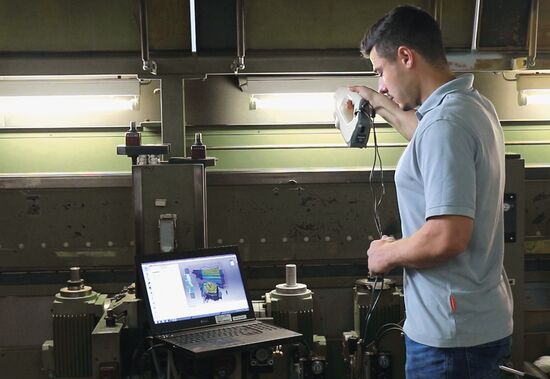 Eine hochpräzise Vermessung der Maschinenstraße ist die Basis für passgenaue, effiziente Absaughauben via 3D-Scan-Technologie