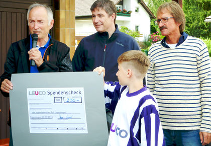  Karl Schäfer (links), 1. Vorsitzender der TuS Ergenzingen durfte von den Geschäftsführern Frank Diez (rechts) und Daniel Schrenk (Mitte) einen Scheck als Unterstützung der guten Jugendarbeit des TuS Ergenzingen in Empfang nehmen.