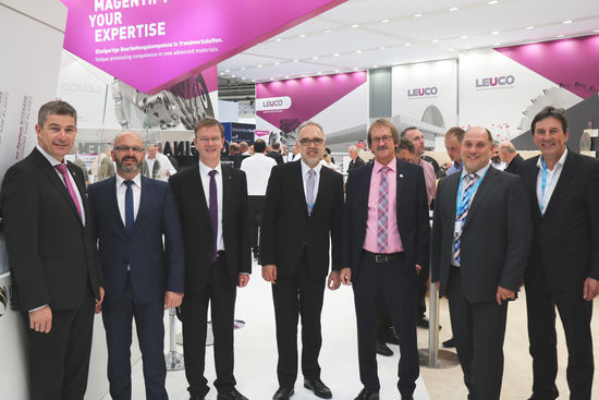 Die Wirtschaftsdelegation Nordschwarzwald während der Branchenmesse Ligna in Hannover beim Boxenstopp bei LEUCO. Von links – Daniel Schrenk (Geschäftsführer Vertrieb und Marketing LEUCO), Christoph Enderle (Bürgermeister Loßburg), Klaas Klaasen (Bürgermeister Schopfloch), Dr. Klaus Michael Rückert (Landrat Kreis Freudenstadt), Frank Diez (Vorsitzender der Geschäftsführung bei LEUCO), Tore Derek Pfeifer (Bürgermeister Glatten), Ralf Bohnet (Wirtschaftsbeauftragter Freudenstadt)