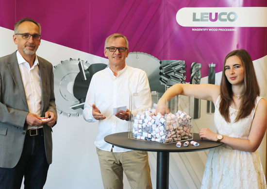 Thomas Linz (Leiter Vertrieb Deutschland), Wolfgang Maier (Leiter Marketing) und Ann-Kathrin Wolf (Auszubildende bei LEUCO), von links, zogen die Gewinner der zehn LEUCO p-System Nut-Schaftfräser aus dem Lostopf. Sie wünschen den Gewinnern viel Spaß mit den innovativen Fräsern.  
