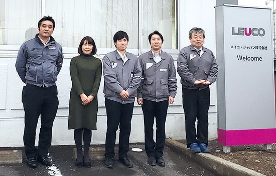 <strong>Team der Hauptniederlassung in Tochigi:</strong>
V.l.n.r: Herr Okuda (Anwendungsleiter / Verkaufsunterstützung), Frau Kameyama (Leiterin Finanzen), Herr Ushio (Verkauf), Herr Uetake (Verkaufsleiter), Herr Handa (Verkaufsleiter)
