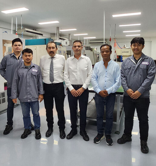 Das neue Schärfservicecenter ist mit modernster Maschinentechnik ausgestattet, das Team ist in den neuen Räumen hochmotiviert. Im Bild Kumpol Charoentripob, General Manager LEUCO Thailand (3.v.l.) und Udo Leiber, Geschäftsführer LEUCO Asien (4.v.l.).