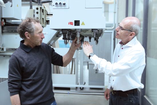 Mit dem Spannmittel TRIBOS hat der neue DIAREX Fräser von LEUCO mit großem Achswinkel eine besonders hohe Rundlaufgenauigkeit auf der CNC-Maschine. Franz Hausmann (links), Roman Edelhofer