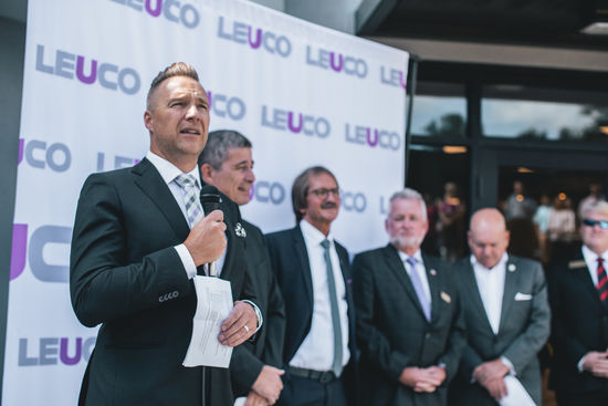Der Geschäftsführer von Leuco Tool, Jens Schulz, Daniel Schrenk (Geschäftsführer LEUCO Vertrieb und Marketing) und Frank Diez (Vorsitzender der Geschäftsführung von LEUCO), von links nach rechts, sprechen zur Eröffnungsfeier.