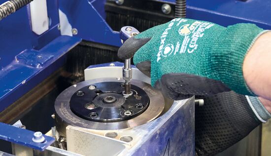 Küchenhersteller Ballerina hat Effizienz einfach im Griff: Die Mitarbeiter stellen mit Inbusschlüssel und einer kleinen Drehung einen neuen und scharfen Schneidenbereich am LEUCO-Fräser ein – minimaler Maschinenstillstand, maximale Werkzeugnutzung, makellose Produktqualität.