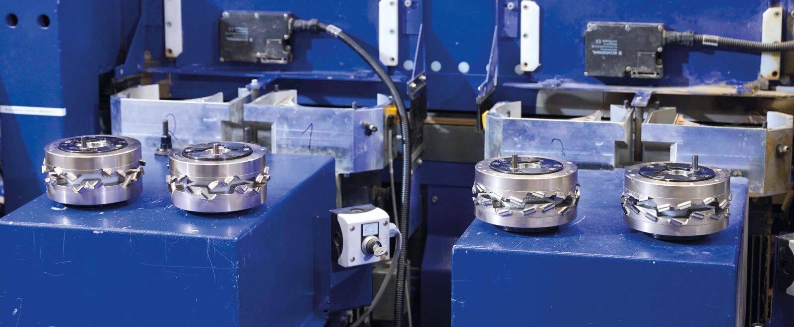 Erfolgreicher Einsatz: Ballerina, Küchenmarke im Top-Segment, setzt für höchste Qualität und Wirtschaftlichkeit auf die Werkzeuge von LEUCO – wie der DIAREX-Fräser (links im Bild) und der p-System-Fräser (rechts im Bild), beide mit innovativer Verstelltechnik.