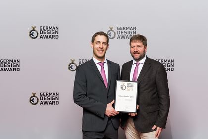 SmartJointer-Entwickler Benjamin Sitzler (links) und Leiter der Entwicklung Oliver Galli (rechts) freuen sich über die „Special Mention“ beim German Design Award