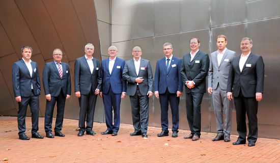 Die Redner und Podiumsdiskussionsteilnehmer von links nach rechts: Dietmar Nußbaumer (IMA Schelling Digital), Prof. Martin Stosch (Hochschule OWL), Prof. Rolf Staiger (Hochschule Rosenheim), Wilfried Bantle (Liebich und Partner), Dieter Rezbach (Lignum Consulting), Daniel Schrenk (LEUCO), Jochen Mayer (Digital Excellence Group), Christian Mayer (Ress Möbel), Dr. Matthias Gouthier (Universität Koblenz-Landau)