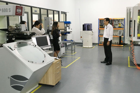 Pham Hoang Khanh beim Interview über die innovativen Maschinen und Einrichtungen rund um den Werkzeugschärfserivce.