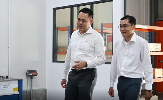 Geschäftsführer Mark Lim und Betriebsleiter Pham Hoang Khanh stellen im Video das ServiceCenter vor.