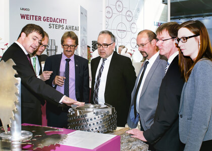 Die Wirtschaftsdelegation Nordschwarzwald besuchte anlässlich der LIGNA den Horber Werkzeughersteller LEUCO.
Von links nach rechts: Daniel Schrenk (Geschäftsführer Vertrieb und Marketing LEUCO), Steffen Schoch (Geschäftsführer WFG Nordschwarzwald GmbH), Frank Diez (Vorsitzender der Geschäftsführung LEUCO), Dr. Klaus Michael Rückert (Landrat Kreis Freudenstadt), Ralf Heinzelmann (Wirtschaftsförderung Stadt Freudenstadt), Klaas Klaasen (Bürgermeister Stadt Schopfloch), Ira Schübel (Wirtschaftsförderung Landkreis Freudenstadt)