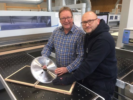 Klaus Müller (left) and Jarek Musial were the first users of this coated saw blade. They are still very satisfied with the long service lives and the rela-tively low noise level. 