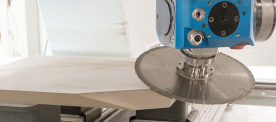 Das nn-System DP flex schneidet bei Rothfuß auf der CNC eine extrem spitze Gehrung