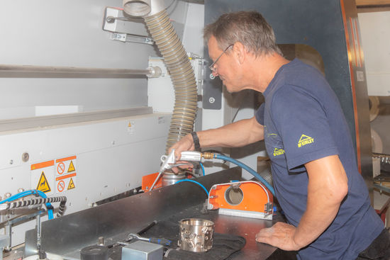 Lord Lorenz easily cleans the machine and the LEUCO jointing cutter using a compressed air gun.