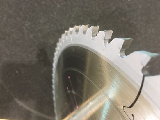 Apart from LEUCO, almost no other manufacturer in this sector offers a combination of diamond-tipped and coated saw blades. SCHMÜSER uses topcoat blades with the HR-TR tooth shape (hollow back, trapezoid). This variant is suitable for sawing HPL panels or solid core material.
