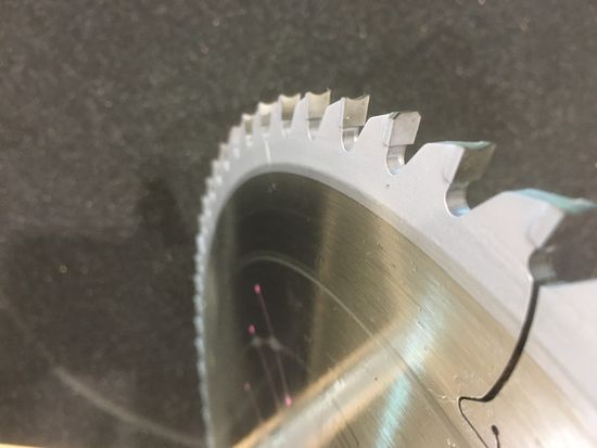 Apart from LEUCO, almost no other manufacturer in this sector offers a combination of diamond-tipped and coated saw blades. SCHMÜSER uses topcoat blades with the HR-TR tooth shape (hollow back, trapezoid). This variant is suitable for sawing HPL panels or solid core material.
