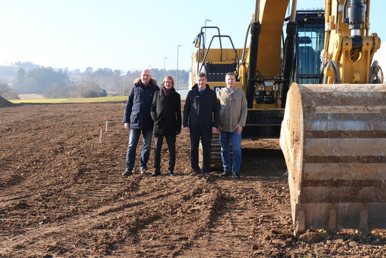 Roland Günther (production manager), Frank Diez (director), Daniel Schrenk (sales and marketing manager) and Dirk Hoffmann (head of procurement department), from the left, broke the ground for the new building of the ServiceCenter. In the future, the resharpening service and the production of new tools will be next to each other at the main production facility. 