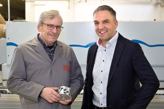 The shop fitter Ruppel has several through-feed machines. For several years, the production manager Peter Schultz (left) and the LEUCO tool expert Heiko Späth have been using the diamond-tipped SmartJointer on the edge banding machine. In the past, Schultz tried to stack batch sizes with the same panel thickness in front of the machine and to process them according to the different thicknesses. The use of the SmartJointer now allows them to process the materials flexibly and promptly according to their need in production.