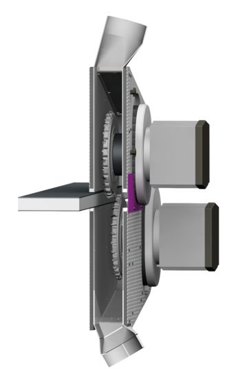 Anchoring of the two-piece hood to the upper pressure beam allows the ideal gap to be set automatically for each panel thick-ness. The sandwich construction with sound-absorbing material reduces noise by 2 to 3 dB.