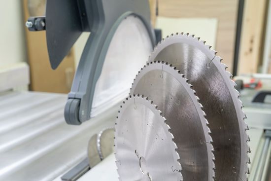 DIAREX HR (right) is the all-rounder, suitable for universal applications. Recommended for wood fiberboard panels, abrasive and hard plastics such as CRP or GRP as well as magnet bond boards. DIAREX DA-F-FA saw blades (center) can achieve finish-cut quality on melamine-laminated or HPL-laminated wood-based panels. DIAREX TR-F-FA (left) was designed for raw particle boards and MDF. This enables LEUCO to provide a suitable variant of DIAREX saw blade for any requirement. An investment that is worth making.
