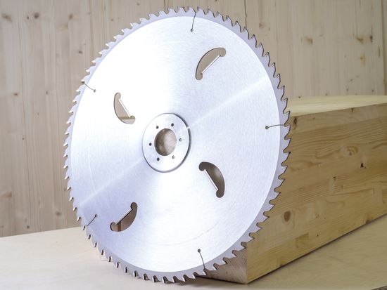 The LEUCO g5-System chop saw blade can be used on joinery centers from all known manufacturers. Image: 550 mm diameter for Weinmann systems.